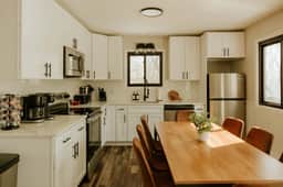 Fox Hollow Retreat | Sleeps 11 | Close to Raceway