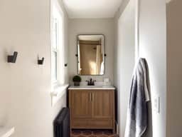 The Church Street Suite - Downtown, Cozy, Parking