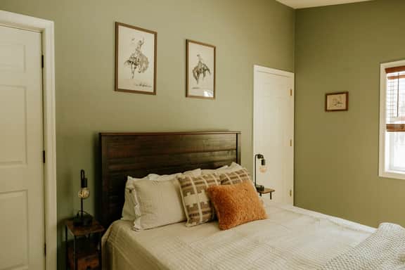 Fox Hollow Retreat | Sleeps 11 | Close to Raceway