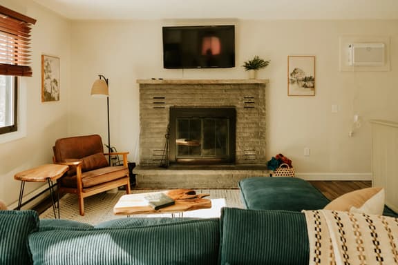 Fox Hollow Retreat | Sleeps 11 | Close to Raceway